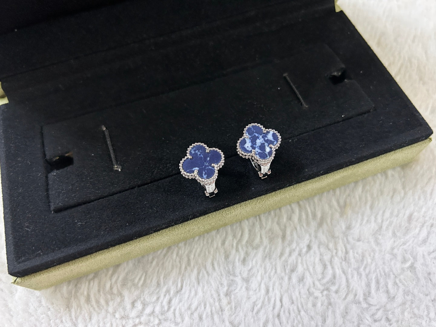 [Echo Fine ]CLOVER PIETERSITE MEDIUM STUD EARRINGS