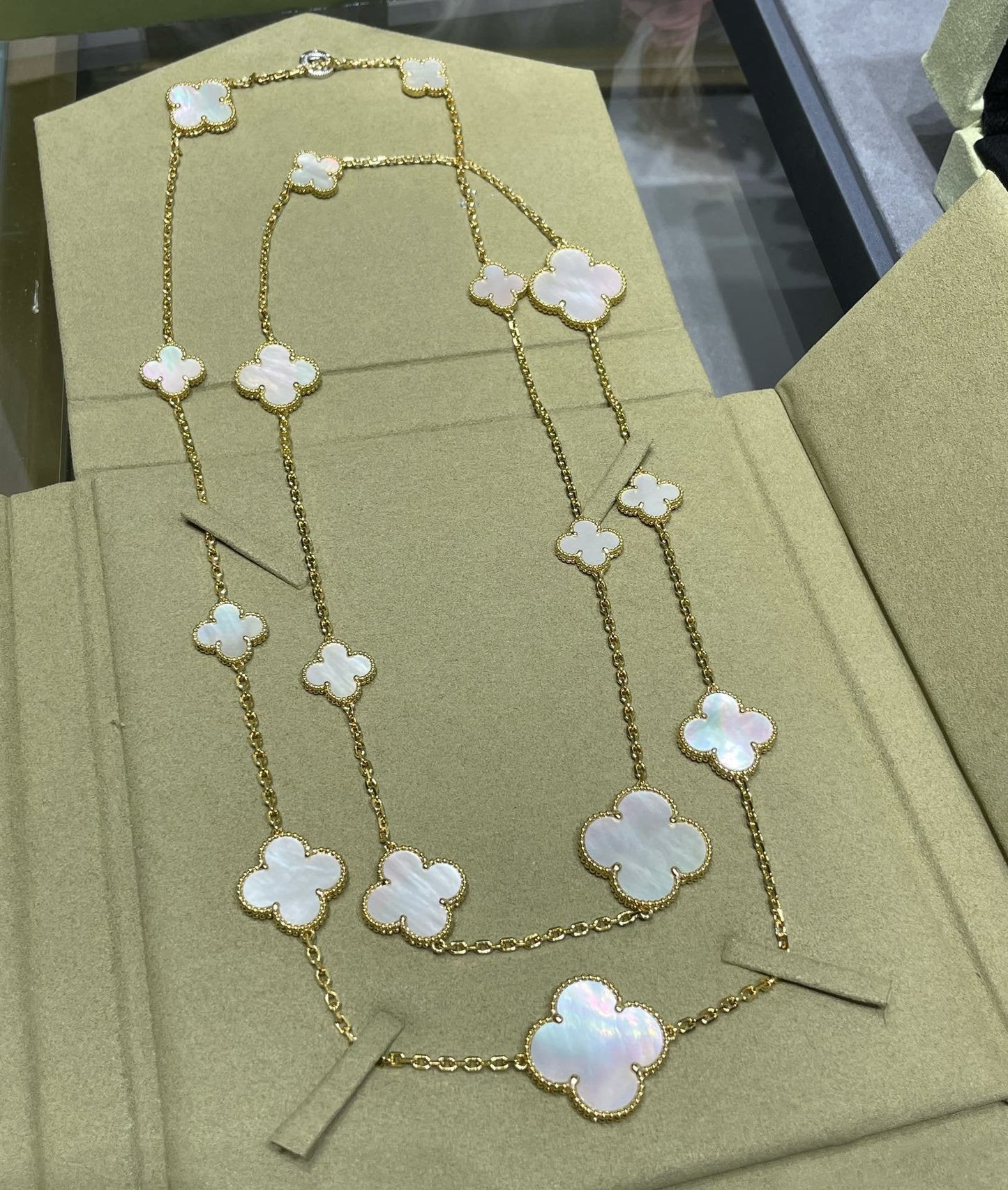 [Echo Fine ]CLOVER 16 MOTIF WHITE MOP GOLD NECKLACE