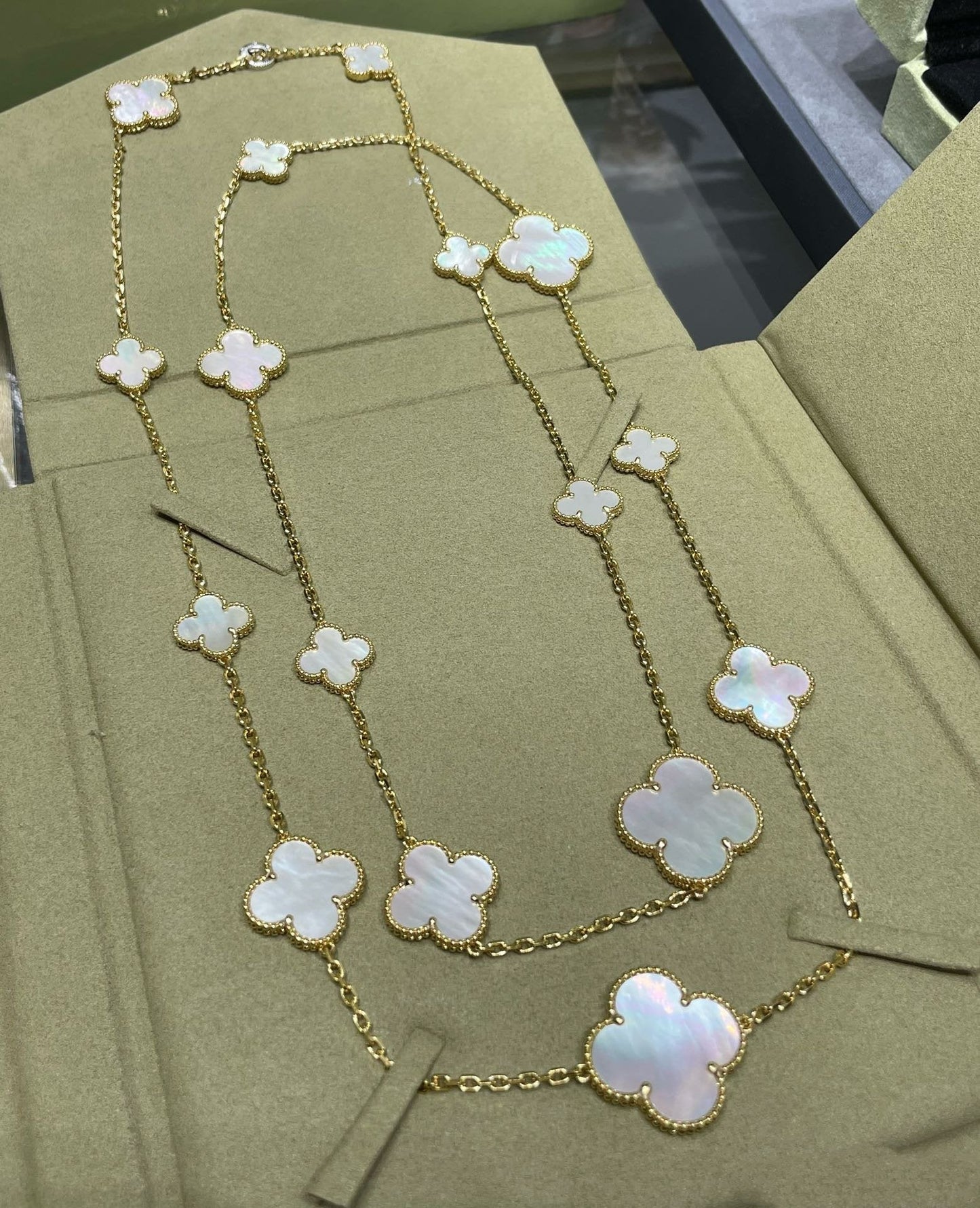 [Echo Fine ]CLOVER 16 MOTIF WHITE MOP GOLD NECKLACE