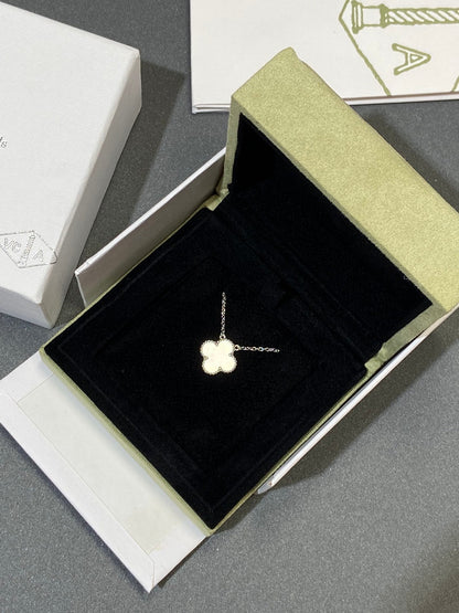 [Echo Fine ]CLOVER MEDIUM SILVER WHITE MOP NECKLACE