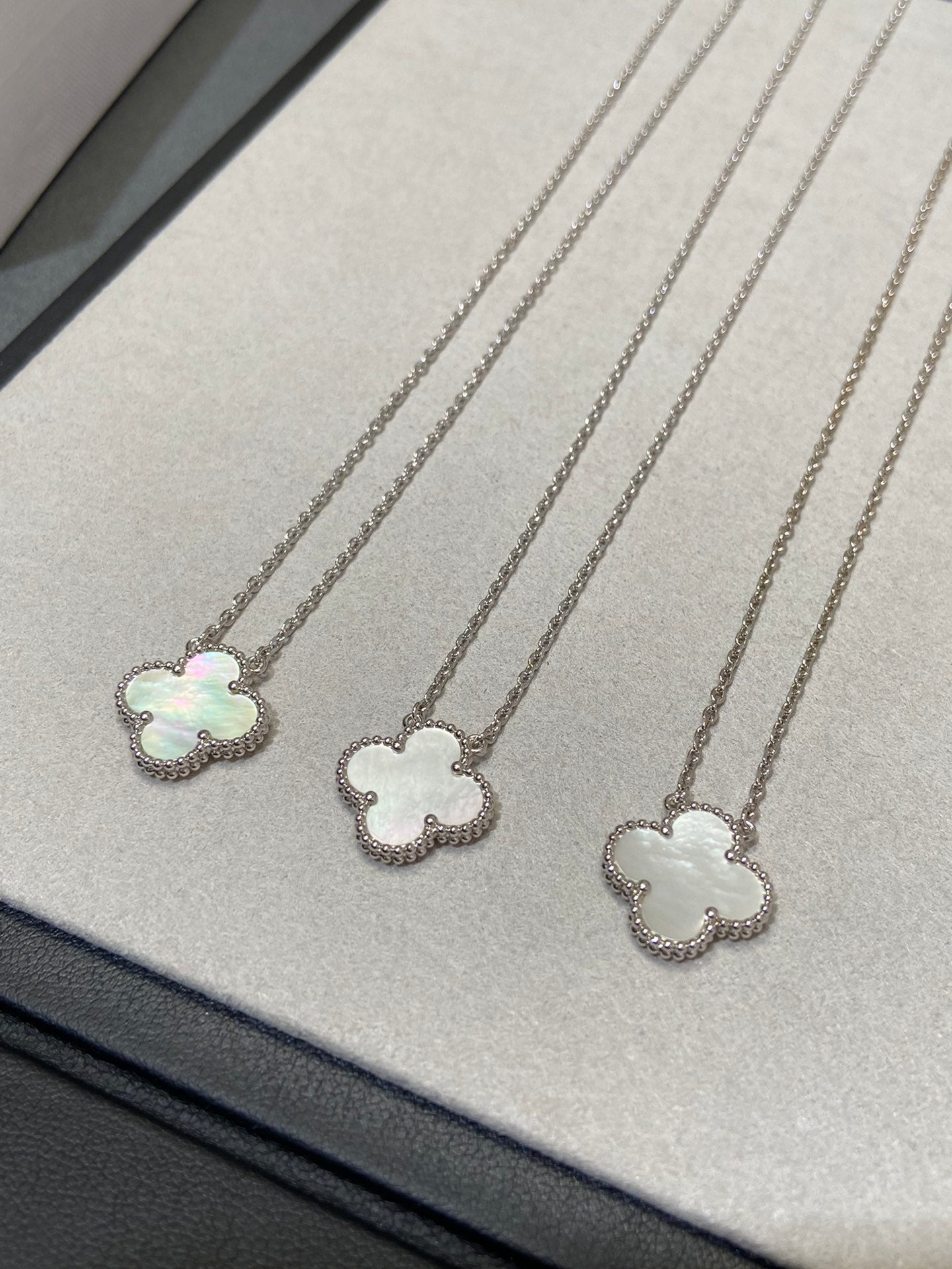 [Echo Fine ]CLOVER MEDIUM SILVER WHITE MOP NECKLACE