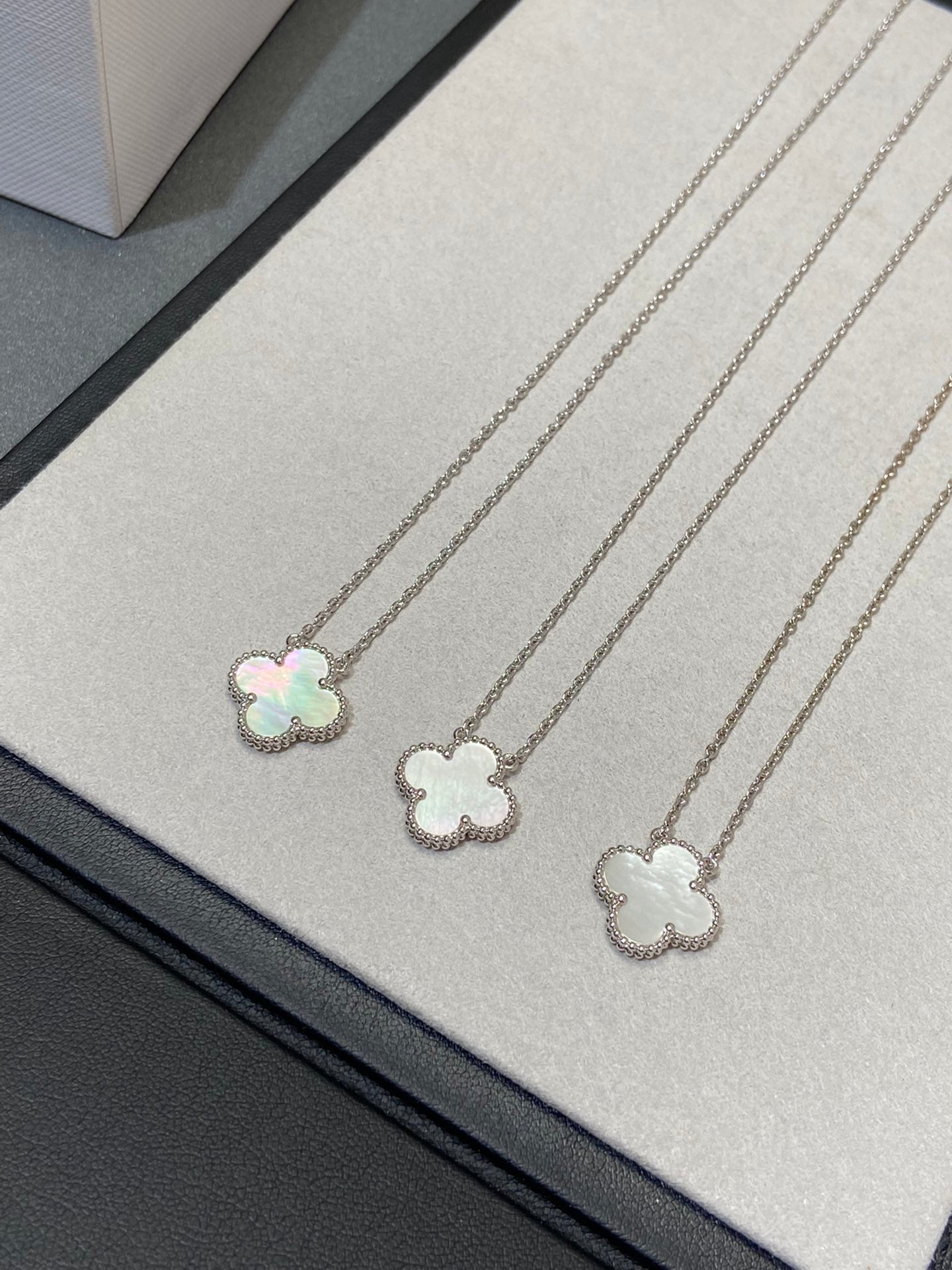 [Echo Fine ]CLOVER MEDIUM SILVER WHITE MOP NECKLACE