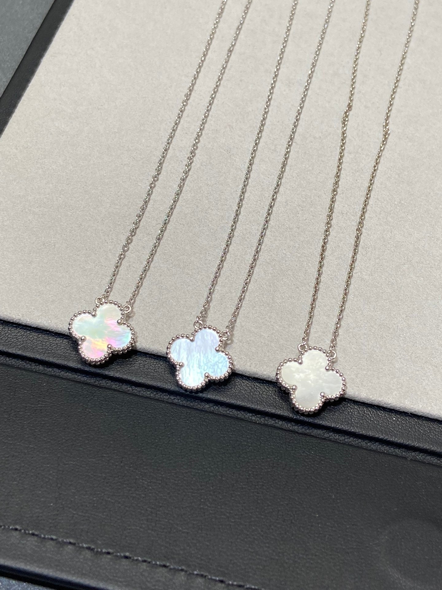 [Echo Fine ]CLOVER MEDIUM SILVER WHITE MOP NECKLACE