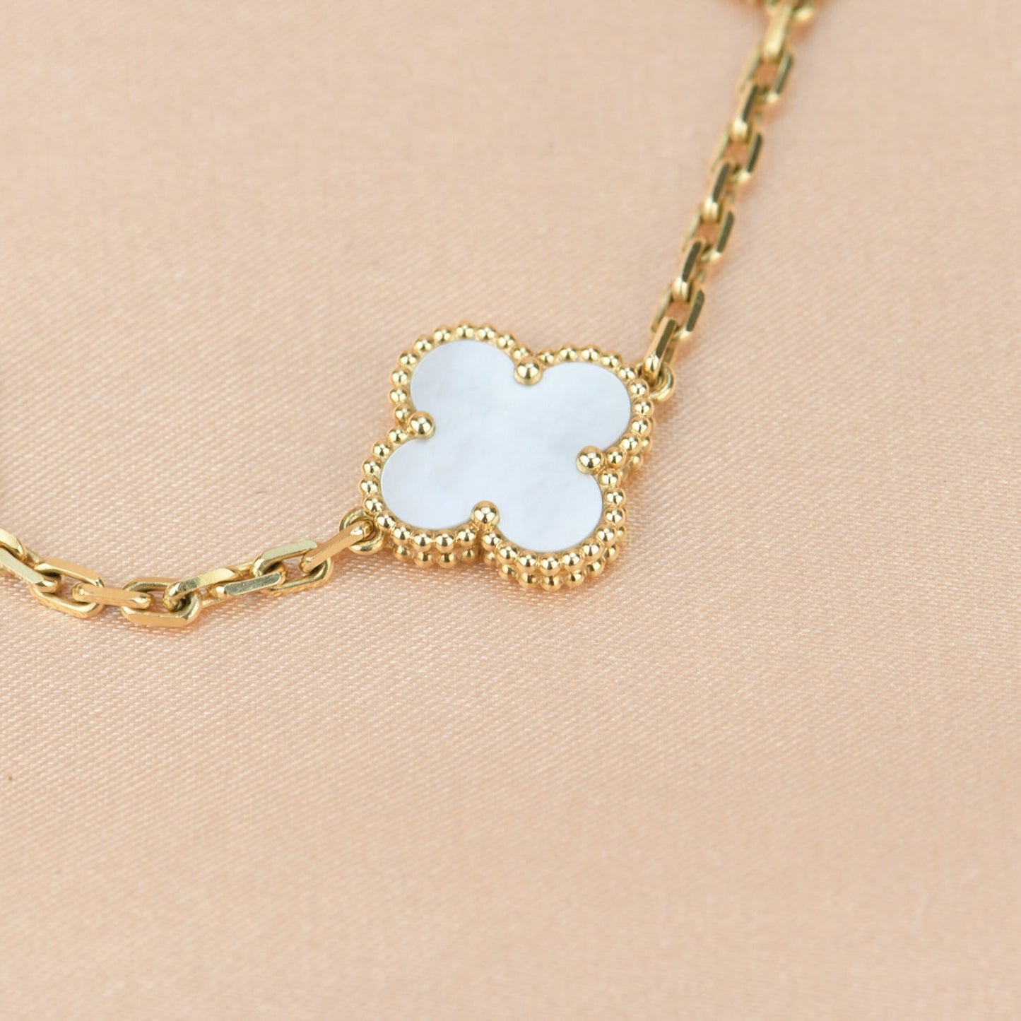 [Echo Fine ]CLOVER  5 MOTIF WHITE MOP BRACELET