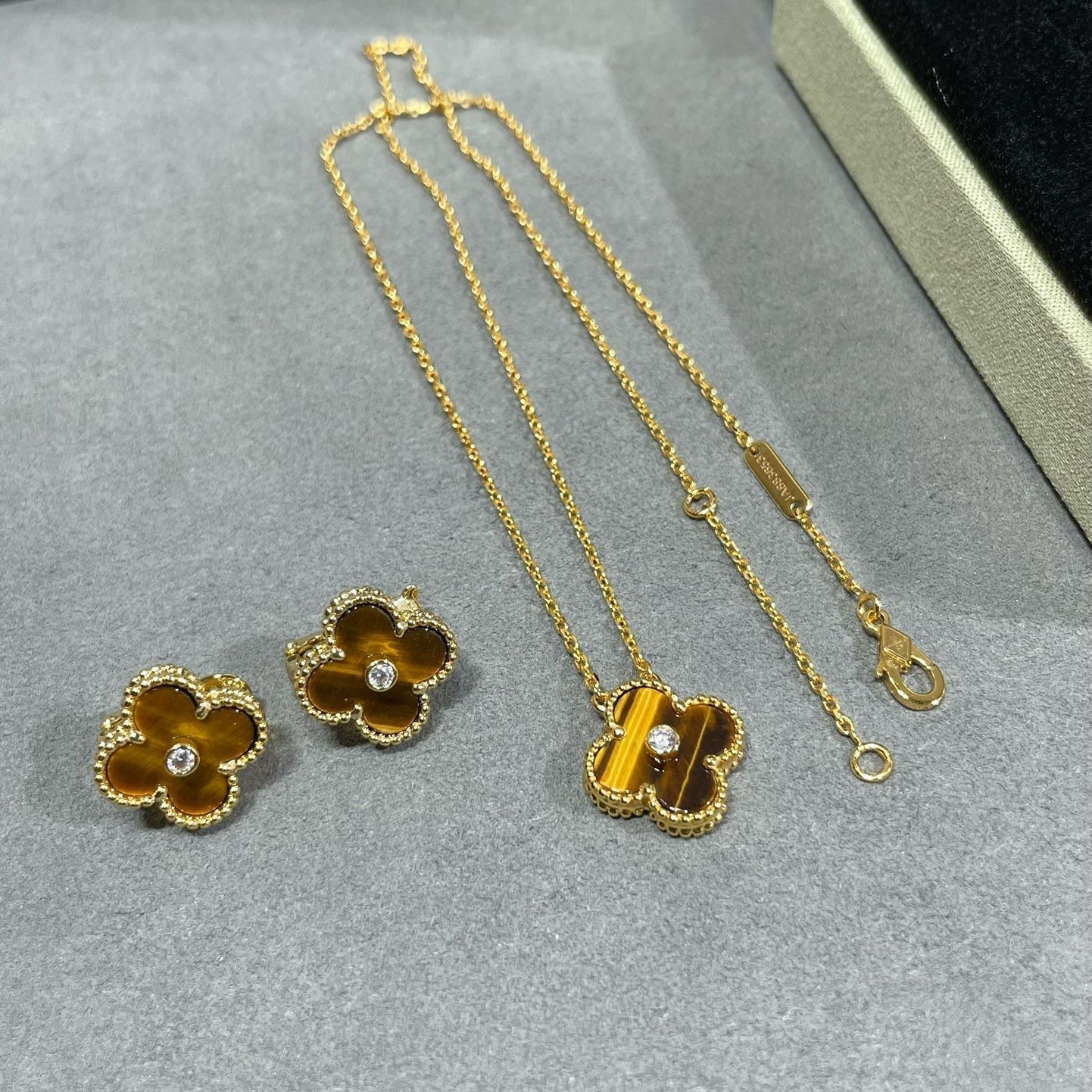 [Echo Fine ]CLOVER 15MM DIAMOND AND YELLOW TIGER'S EYE AGATE necklace