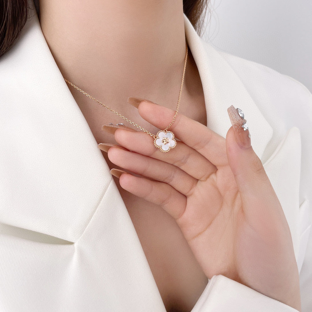 [Echo Fine ]LUCKY  WHITE MOP  PLUM BLOSSOM NECKLACE