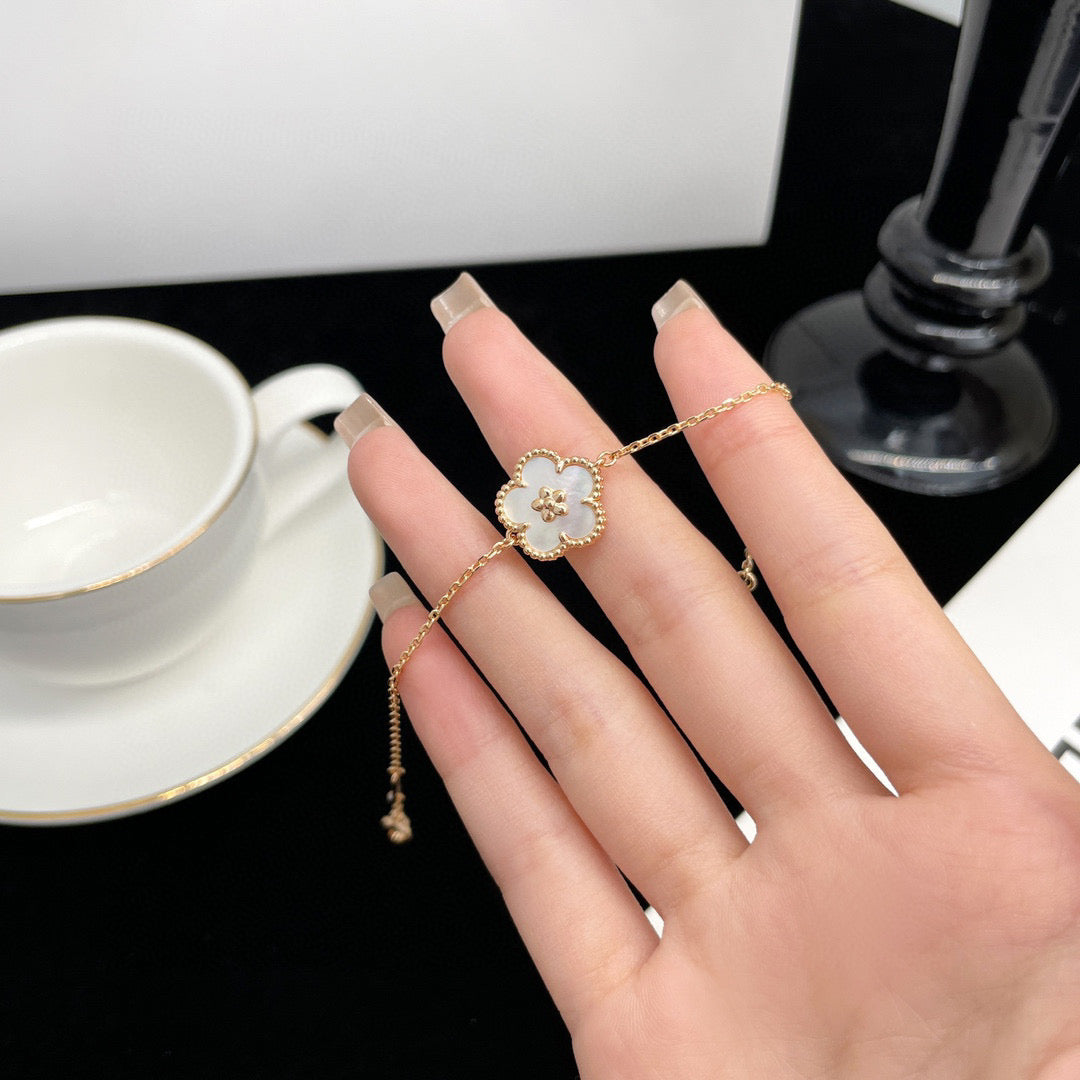 [Echo Fine ]LUCKY WHITE MOP PLUM BLOSSOM  BRACELET