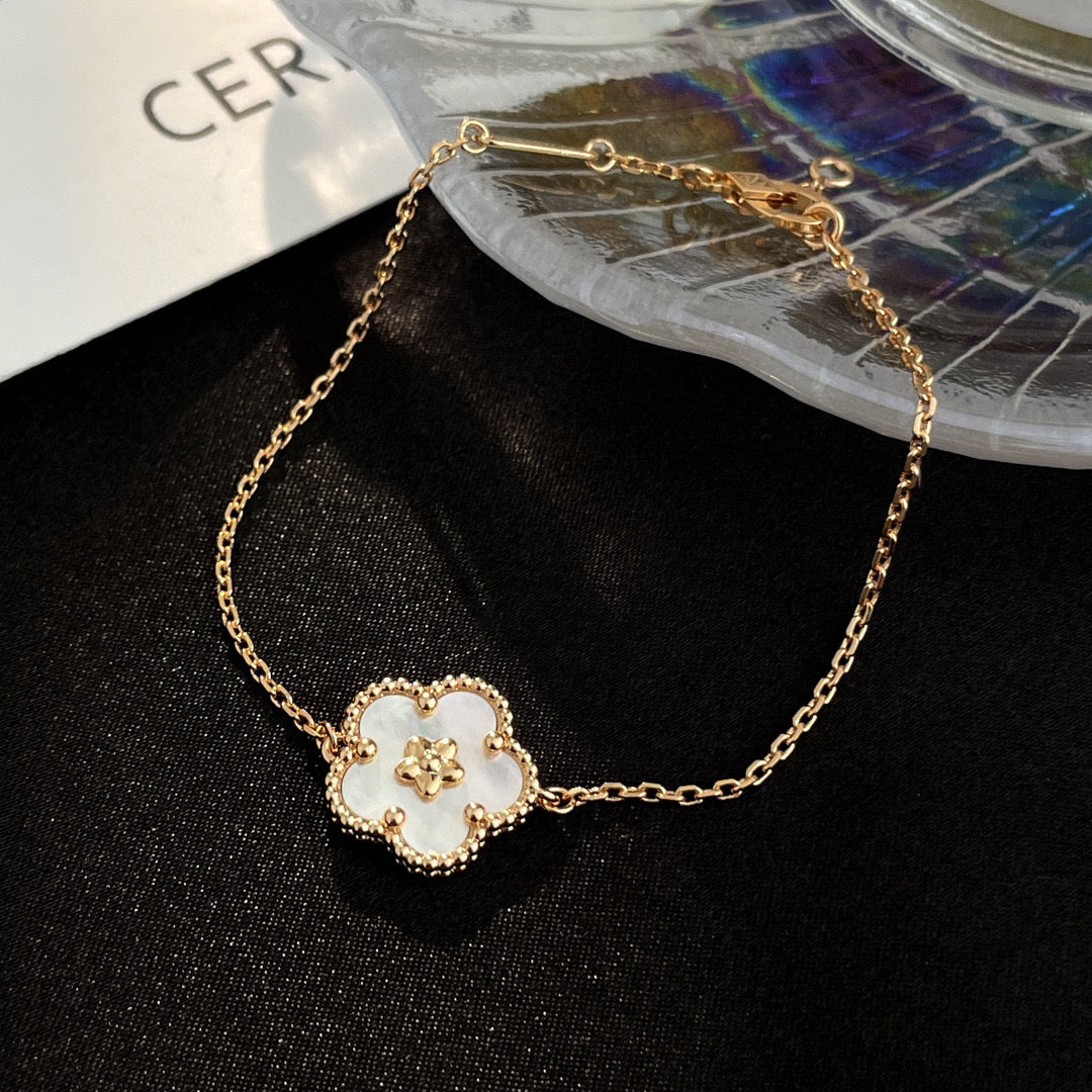 [Echo Fine ]LUCKY WHITE MOP PLUM BLOSSOM  BRACELET