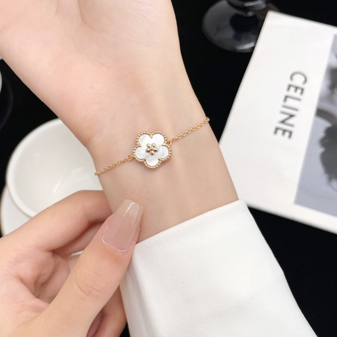 [Echo Fine ]LUCKY WHITE MOP PLUM BLOSSOM  BRACELET