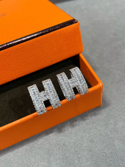 [Echo Fine ]H STUD EARRINGS WITH SILVER DIAMONDS