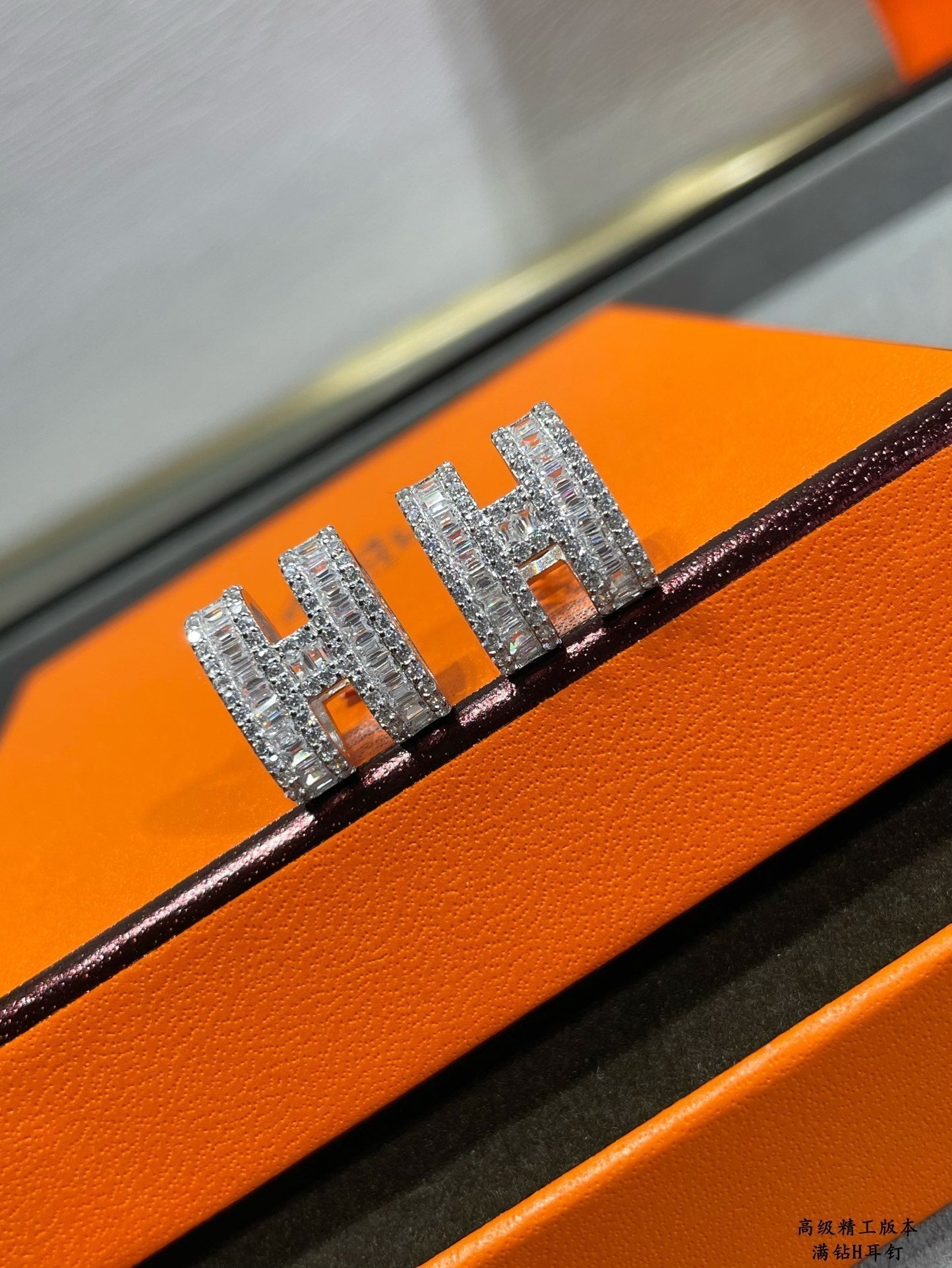 [Echo Fine ]H STUD EARRINGS WITH SILVER DIAMONDS