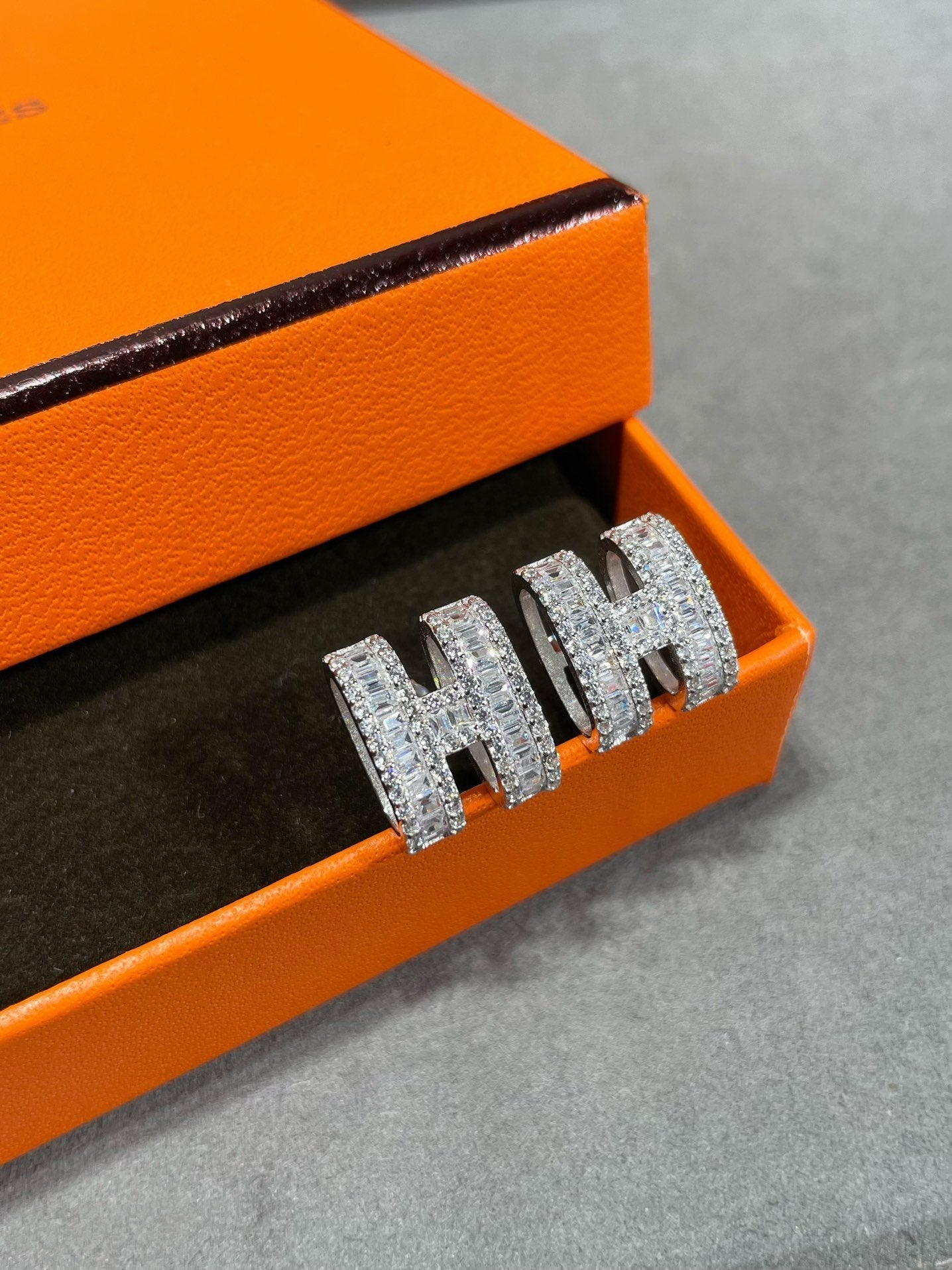 [Echo Fine ]H STUD EARRINGS WITH SILVER DIAMONDS