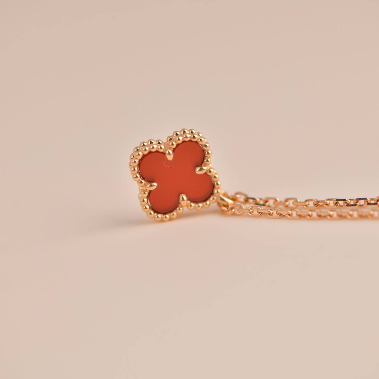 [Echo Fine ]CLOVER MINI 9.5MM WHITE CARNELIANS NECKLACE
