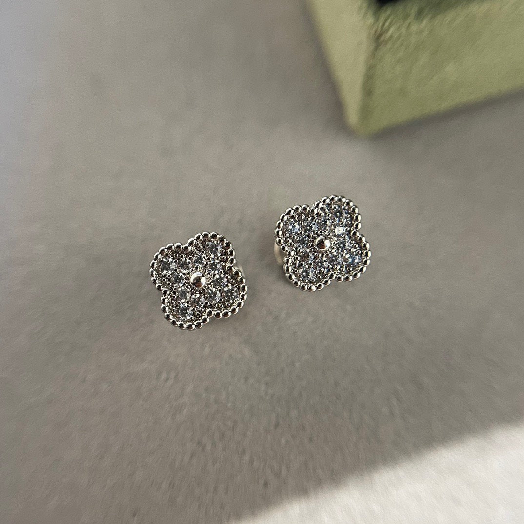 [Echo Fine ]CLOVER MINI DIAMOND STUD EARRINGS